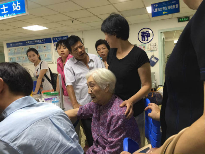 百歲老人到廈門眼科中心做白內障手術